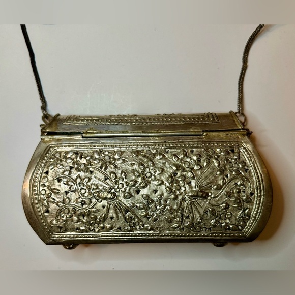 Small Gold Metal Decorative Evening Bag 🌟 - Picture 4 of 7